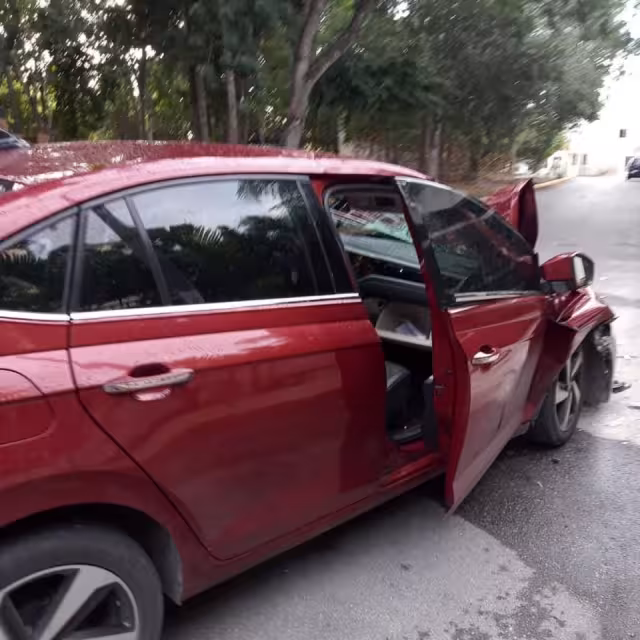 El automovilista bajó de su vehículo, pero poco después decidió abandonar la escena
