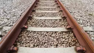 Mujer muere arrollada por un tren luego de sentarse en las vías en Michoacán