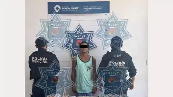 El sospechoso ingresó al comercio usando un arma blanca para amenazar al trabajador El sospechoso ingresó al comercio usando un arma blanca para amenazar al trabajador
