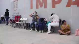 Campechanos desafían el frente frío 30 y hacen filas para asegurar boletos del Carnaval 2026