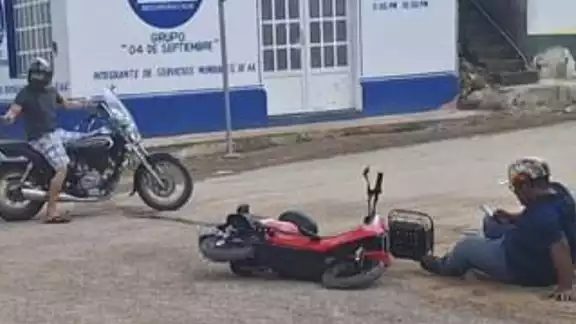 Hombre e hija colisionan en su motocicleta en José María Morelos Hombre e hija colisionan en su motocicleta en José María Morelos