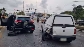 Conductor sufre infarto y provoca choque múltiple en la avenida Andrés Q. Roo de Cancún