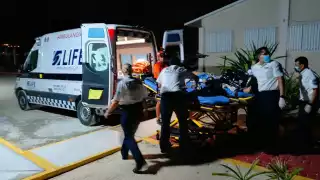 Marina traslada en barco a un paciente a Puerto Juárez