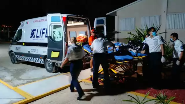 Marina traslada en barco a un paciente a Puerto Juárez