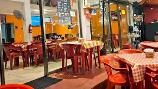 Empleados de taquería en Cancún son liberados tras defenderse durante ataque armado 