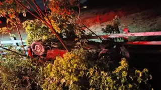 Auto se vuelca en carretera estatal; dos féminas resultan heridas