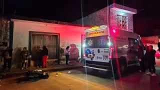 Vagoneta fuera de control impacta a panadera que salía de su negocio en el Centro de Seyé