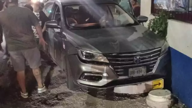 Conductor en estado de ebriedad provocó un choque en el cruce de Kabah y Talleres, en Cancún.