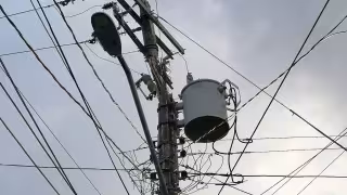 Poste de luz reventado pone en riesgo a vecinos de la SM 221.