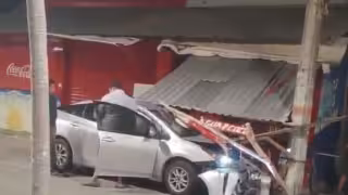 Auto choca contra poste y puesto de cocos en el mirador de Calderitas