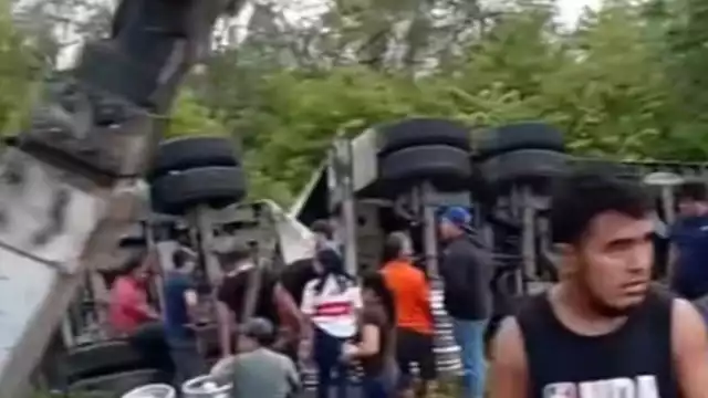 Una considerable cantidad de personas se hicieron de las suyas para llevarse mercancía del vehículo