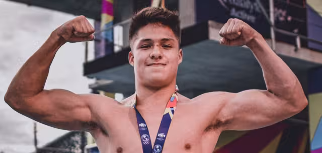 El clavadista mexicano Osmar Olvera