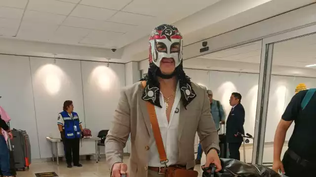 Muchas personas recibieron al luchador, quien firmó autógrafos y convivió con sus seguidores