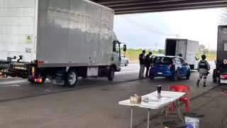 Oficiales asignados a un retén bajo el puente cerca de Teya detectan estupefacientes en camión