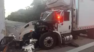 Conductor de camión se queda dormido y termina chocando contra un puente en Playa del Carmen