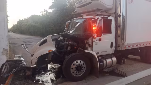 El conductor sufrió lesiones, por lo que fue atendido y trasladado a un hospital por paramédicos