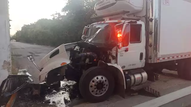 El conductor sufrió lesiones, por lo que fue atendido y trasladado a un hospital por paramédicos