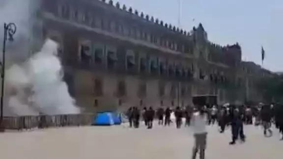 Estudiantes de Ayotzinapa lanzaron cohetoines contra Palacio Nacional Estudiantes de Ayotzinapa lanzaron cohetoines contra Palacio Nacional