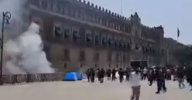 Estudiantes de Ayotzinapa lanzaron cohetoines contra Palacio Nacional