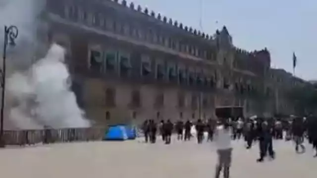Estudiantes de Ayotzinapa lanzaron cohetoines contra Palacio Nacional