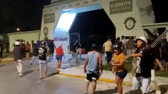 La acusación se agravó cuando los papás de la niña revelaron que su hija fue llevada a la base castrense y violentada frente a los soldados y familiares del presunto agresor. La acusación se agravó cuando los papás de la niña revelaron que su hija fue llevada a la base castrense y violentada frente a los soldados y familiares del presunto agresor.