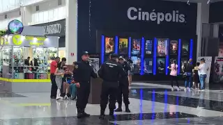 Presunto exmilitar continúa viviendo en el interior de un Cinépolis en Chetumal.