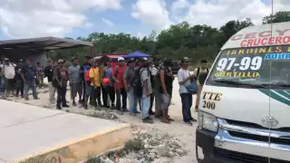 Esperan bajo los rayos del sol