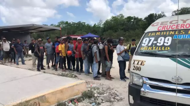 Esperan bajo los rayos del sol