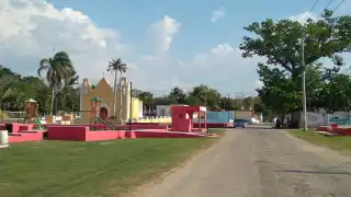 En Xcupil, hay preocupación por varios casos de fiebre en menores, según el comisario José Evelio Pantí Hoyos.