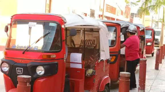 Mujer solicita un servicio, pero cuando le piden el pago agrede en el rostro al que la transportaba