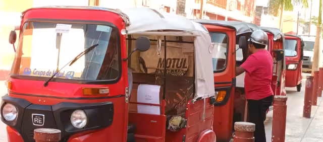 Mujer solicita un servicio, pero cuando le piden el pago agrede en el rostro al que la transportaba