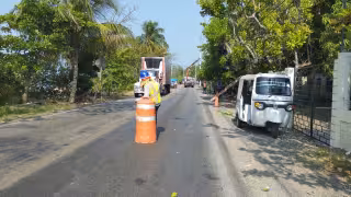 Camión derriba postes y deja sin servicios a Atasta