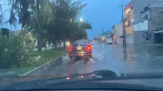 En varias calles y avenidas de Cancún, la acumulación de agua estuvo presente, generando más tráfico