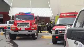 Evacuan Plaza Outlet de Cancún por un incendio en el Cinemex