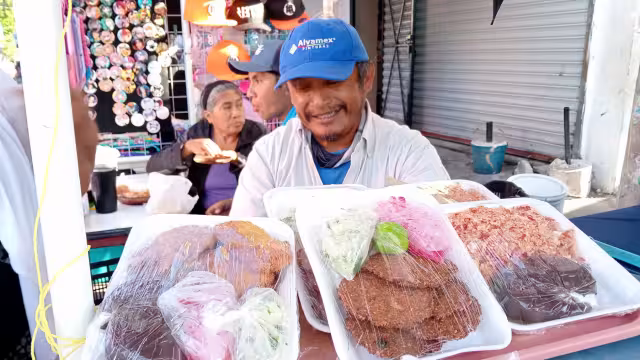 Para enfrentar la veda de pulpo y mero, los pescadores desempeñan variadas actividades