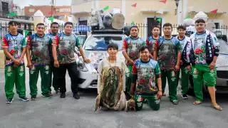 Decenas de fieles y antorchistas llegan al santuario guadalupano, en el barrio de San Cristóbal
