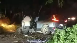 Jóvenes sufren aparatoso accidente al chocar con su camioneta en Chetumal