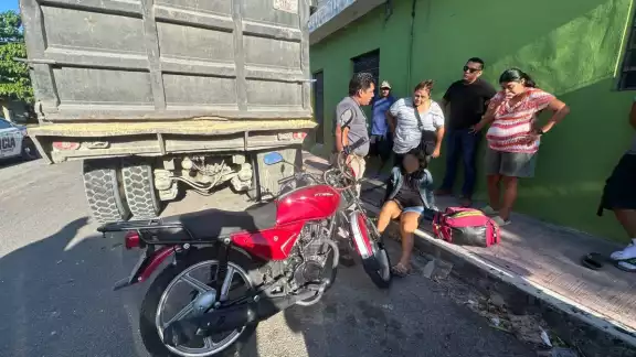 Gracias a la intervención de testigos, el conductor de la unidad pesada logró frenar a tiempo, evitando una tragedia Gracias a la intervención de testigos, el conductor de la unidad pesada logró frenar a tiempo, evitando una tragedia