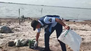 Desde temprana hora del día, en la zona costera de la comisaría mencionada acudieron decenas de voluntarios