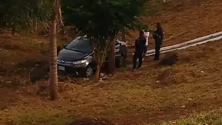 Auto se sale del puente vehicular a la altura del aeropuerto de Cancún