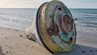 Recala extraño objeto en playa de Yucatán y causa asombro a visitantes