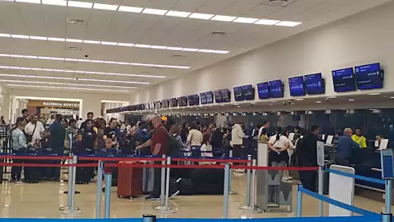 Pasajeros esperan que se reanuden las operaciones