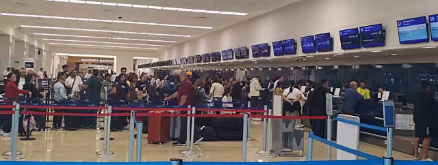 Pasajeros esperan que se reanuden las operaciones