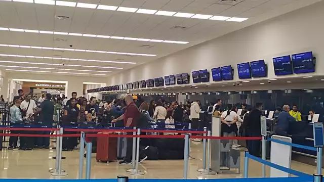 Pasajeros esperan que se reanuden las operaciones