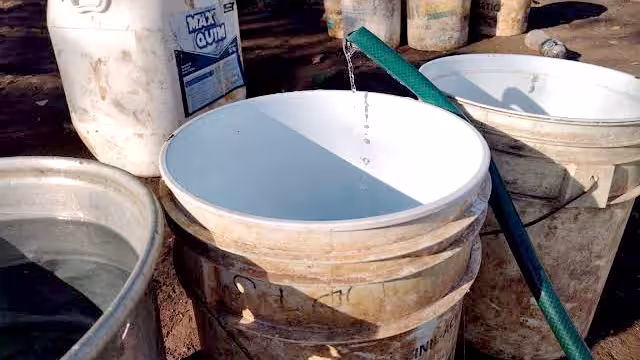 La empresa se escuda en que el tono del líquido es por la sedimentación del óxido; los usuarios reclaman el cobro