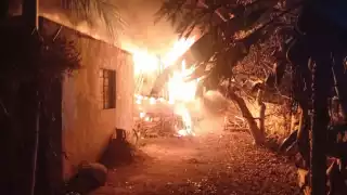 Al quedarse prácticamente en la calle, habitantes comenzaron a organizarse para ayudar al abuelito a reconstruir su casa.