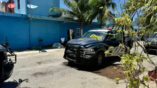 Patrullas chocan un auto con hombres armados en Playa del Carmen