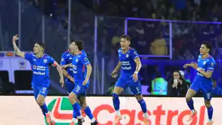 Cruz Azul derrotó al América y escaló al segundo lugar general.