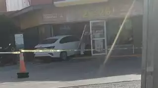 El hombre se impactó contra el acceso del establecimiento