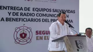 Desde Celestún, Joaquín Díaz Mena inicia la entrega  de equipos y chalecos del programa “Seguridad en el Mar”